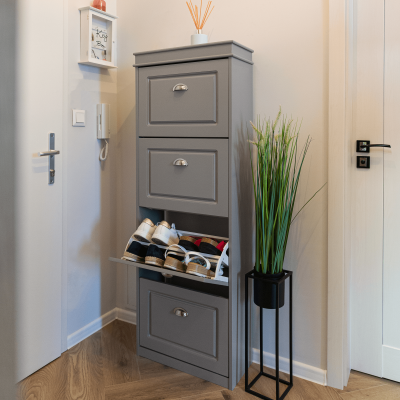 Botník SEBER šedý – 4řadý výklopný botník až pro 16 párů bot