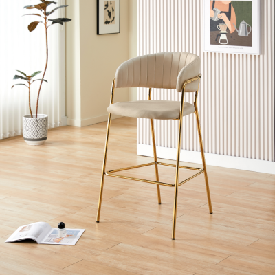 Designová barová židle DASMIN béžová velvet/gold chrom – elegantní barová židle s prošíváním